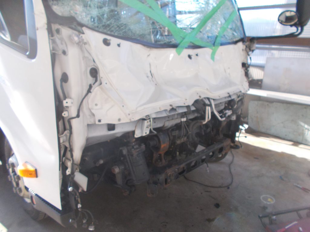 トヨタ　ダイナ　デュトロ　ウィング車　事故　トラック　2ｔ車　フレーム修理　積載車