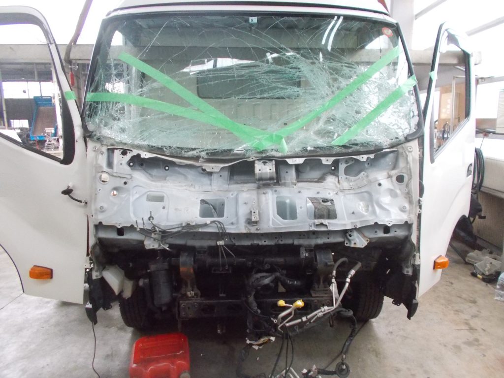 トヨタ　ダイナ　デュトロ　ウィング車　事故　トラック　2ｔ車　フレーム修理　積載車